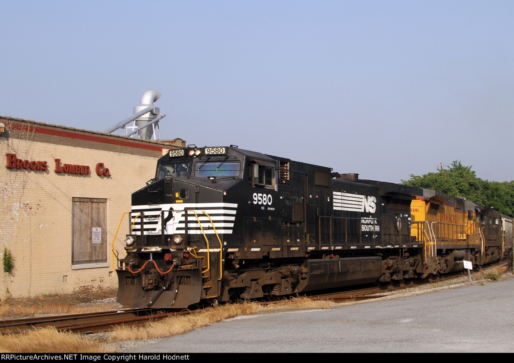 NS 9580 leads train P10 down the CF line